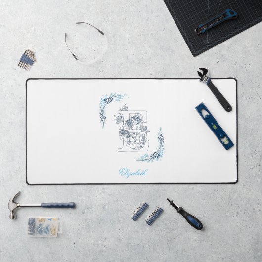 Initial "E" Blue Monogram Calm Floral Schreibtischunterlage (Arbeitsplatz)