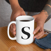 Initial für Personalisiertes Monogramm eines benut Kaffeetasse