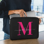Initial Girl Laptopschutzhülle<br><div class="desc">Upgrade Ihres technischen Stils mit unserem modernen sauberen Schwarz & Fett rosa monochromen ersten Laptop-Sieb. Dieser Sleeve ist mit einem schwarzen Äußeren gefertigt, das durch auffallende, fett rosa monochrome Initialen hervorgehoben wird. Er bietet modernen Schutz mit einer Touch personalisierter Eleganz. Mit diesem einzigartigen und modischen Accessoire können Sie Ihren Laptop...</div>