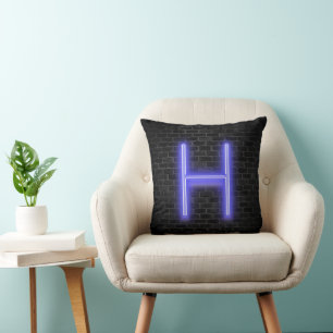 Initial H in Neon Marquee auf Brick Kissen