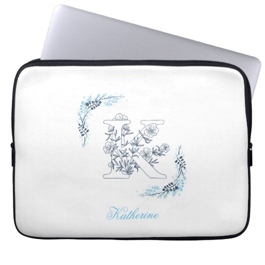 Initial "K" Blue Monogram Calm Floral Laptopschutzhülle (Vorderseite)