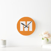 Initial Letter Monogram Modern Style Orange White Runde Wanduhr (Zuhause)