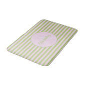 Initial Monogram & Name Pastel Pink Green Striped Badematte (Schrägansicht)