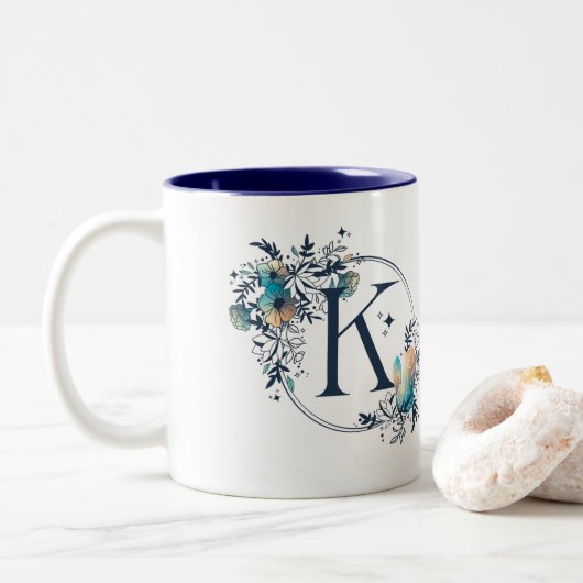 Initial Mystic Floral Monogram - Letter K Zweifarbige Tasse (Mit Donut)