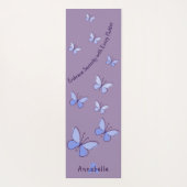 Initial & Name Blue Butterfly Flutter Lavendel Yogamatte (Rückseite)