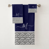 Initial Nautic Navy Blue Gray Seashell Monogram Badhandtuch Set (Insitu)