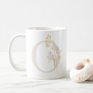 Initial O mit Blume in Weich-Farbe Kaffee Tasse