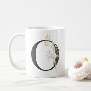 Initial O mit Blume in Weich-Farbe Kaffee Tasse