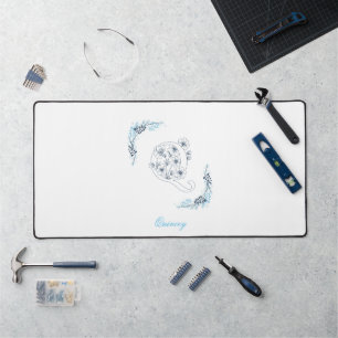 Initial "Q" Blue Monogram Calm Floral Schreibtischunterlage