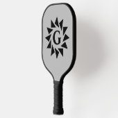 Initiale, geometrische Dreiecke auf Grau ändern Pickleball Schläger (Links)