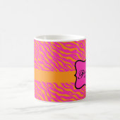 Initiale Rosa und Orange Zebra Skin Monogramm Kaffeetasse (Mittel)