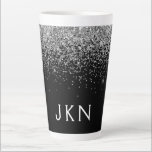 Initialen für die Mädchenbezeichnung in der Schwar Milchtasse<br><div class="desc">Schwarz und Silber Imitate Sparkle Glitzer Script Monogram Name Latte Coffee Cup Tasse. Das macht den perfekten 16 Geburtstag,  Hochzeit,  Brautparty,  Jubiläum,  Babydusche oder Junggeselinnen-Abschied Geschenk für jemanden,  der Lieben glamourösen Luxus und schicke Stile.</div>