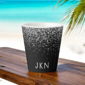 Initialen für die Mädchenbezeichnung in der Schwar Milchtasse