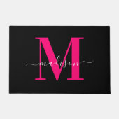 Initialer Familienname für Schwarz und Fett rosa M Fußmatte (Vorderseite)