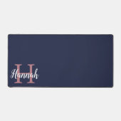 Initialer Monogramm-Name für Preppy Navy Blue Pink Schreibtischunterlage (Vorderseite)