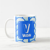 Initialer Name des geometrischen blauen Monogramms Kaffeetasse (Links)