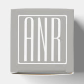 Initialmonogramm | Weiß auf hellgrau Geschenkschachtel (Oben)