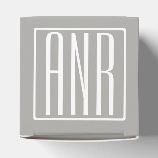 Initialmonogramm | Weiß auf hellgrau Geschenkschachtel (Oben)