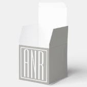 Initialmonogramm | Weiß auf hellgrau Geschenkschachtel (Geöffnet)