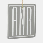 Initialmonogramm | Weiß auf hellgrau Keramikornament (Rechts)