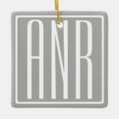 Initialmonogramm | Weiß auf hellgrau Keramikornament (Vorderseite)