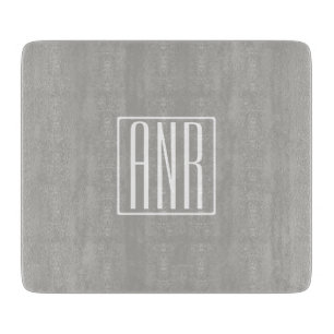 Initialmonogramm   Weiß auf hellgrau Schneidebrett