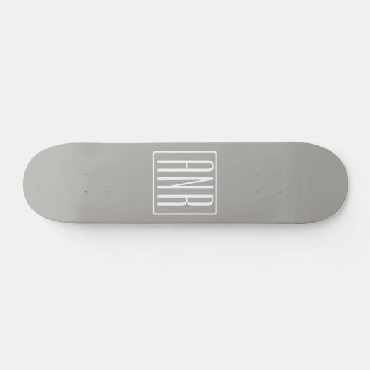 Initialmonogramm | Weiß auf hellgrau Skateboard (Horizontal)