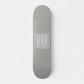 Initialmonogramm | Weiß auf hellgrau Skateboard (Vorne)