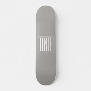 Initialmonogramm Weiß auf hellgrau Skateboard