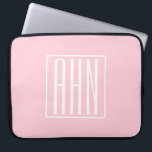 Initialmonogramm | Weiß auf hellrosa Laptopschutzhülle<br><div class="desc">Weich hellrosa mit Ihrem individuellen Monogramm...  optimistisch & modern.</div>