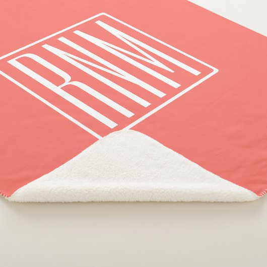 Initialmonogramm | Weiß auf Korallen Sherpadecke (3/4)