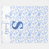 Initialmonogramm Weiß und leicht blaue Blüte Fleecedecke (Vorderseite (Horizontal))