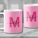Initialname Monogramm Kaffeetasse<br><div class="desc">Personalisiert Modern Feminine Hot Pink Initial Name Monogram Kaffee Tasse. Diese ultra-feminine Tasse bringt jedem Kaffee- oder Teefreund eine spielerische, schicke Touch. Das Monogramm mit einem fett rosa, rosa und weichem Hintergrund mit einem eleganten schwarzen Skriptnamen wird beidseitig angezeigt und fügt ein personalisiertes, stilvolles Element aus jedem Winkel hinzu. Sein...</div>