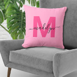Initialname Monogramm Kissen<br><div class="desc">Niedliche Personalisierte Hot-Pink Initial Name Monogram Kissen Wohngestaltung. Dieses elegante Monogramm-Kissen verbindet einen modernen minimalistischen, sauberen und einfachen Stil mit einem eleganten und dennoch trendigen Ambiente und macht es zu einem vielseitigen Akzent. Mit einem kühnen, rosa Rosa-Rosa-Effekt auf einem hellen, babyrosa Hintergrund mit einem eleganten schwarzen Schriftzeichen-Namen ist es die...</div>