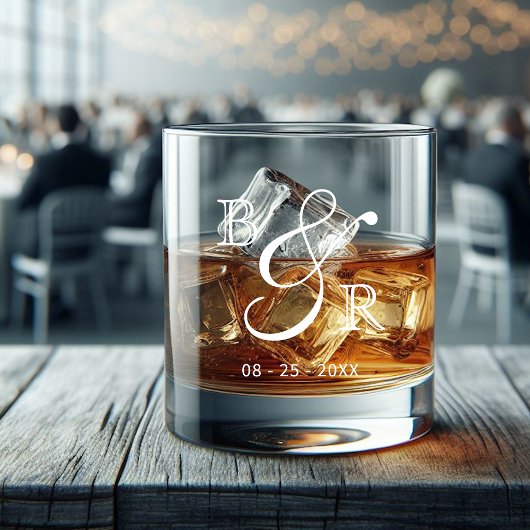 Initials für benutzerdefinierte Weißkalligrafie mi Whiskyglas
