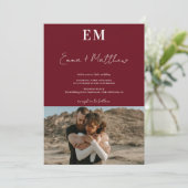 Initials rot burgundy einfache 2 Fotos qr Hochzeit Einladung (Stehend Vorderseite)