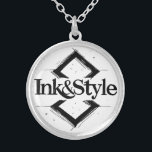 Ink&Style Versilberte Kette<br><div class="desc">¡Sé el primero en tenerlo! Presentamos la primera obra oficial de Ink&Style: un diseño único que combina elegancia, trazos artísticos y geometría con carácter. Esta pieza es más que un logo: es una declaración de estilo, creatividad e identidad visual. Ideal para cuadros decorativos, rompecabezas, bolsos, posters o cualquier objeto con...</div>