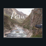 Inka-Bahn nach Machu Picchu Postkarte von Peru<br><div class="desc">Postkarte des blauen Zuges der Inka-Bahn von Cusco nach Machu Picchu durch das Heilige Tal oder Urubamba Tal mit großen Bergen und Urubamba Fluss in Peru mit dem Text: 'Peru'.</div>
