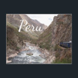 Inka-Bahn nach Machu Picchu Postkarte von Peru<br><div class="desc">Postkarte des blauen Zuges der Inka-Bahn von Cusco nach Machu Picchu durch das Heilige Tal oder Urubamba Tal mit großen Bergen und Urubamba Fluss in Peru mit dem Text: 'Peru'.</div>