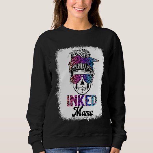 Inked Mama Bleached Leopard Messy Bun Skull Mom Sweatshirt (Vorderseite)