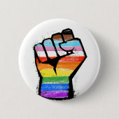 Inklusiver Progress Pride Fist Button (Vorderseite)