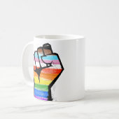 Inklusiver Progress Pride Fist Kaffeetasse (Vorderseite Links)