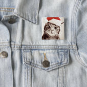 Inländische Tabbykatze, die roten Weihnachtshut Button (Beispiel)