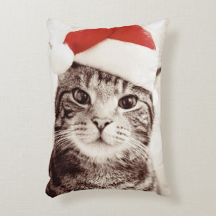 Inländische Tabbykatze, die roten Weihnachtshut Dekokissen
