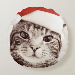 Inländische Tabbykatze, die roten Weihnachtshut Rundes Kissen
