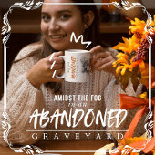 Inmitten des Nebels auf einem verlassenen Friedhof Kaffeetasse