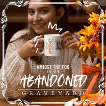 Inmitten des Nebels auf einem verlassenen Friedhof