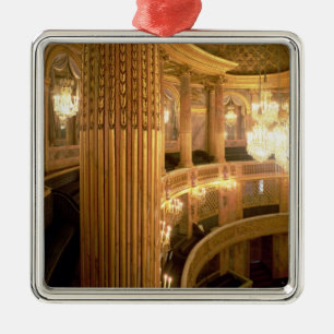 Innenansicht des Opernhauses, das in Richtung t Silbernes Ornament