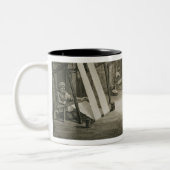 Innenraum der Werkstatt eines Webers, von Volumen Zweifarbige Tasse (Links)