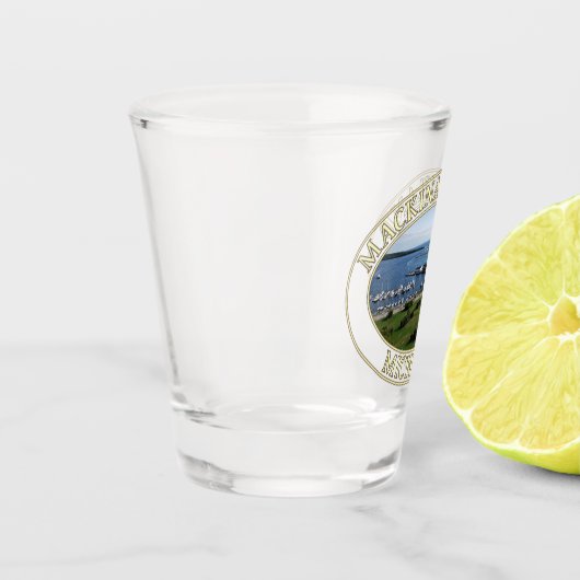 Innenstadt und Hafen auf Mackinac Island, Michigan Schnapsglas (Links)